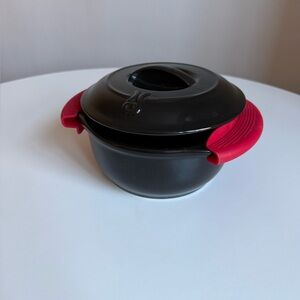Xtrema 1,5 qt Versa Pot USA design Handcrafted Black Pot lid Red handles